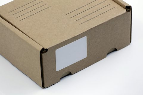 Colis en carton abîmé sur un comptoir